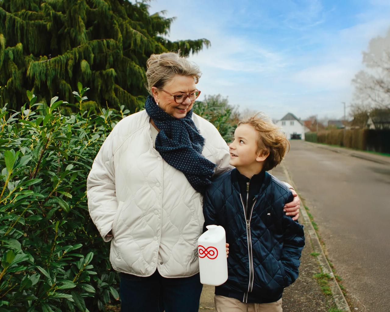 To indsamlere forklædt som helte med ryggen til på vej hjem fra Kræftens Bekæmpelses landsindsamling