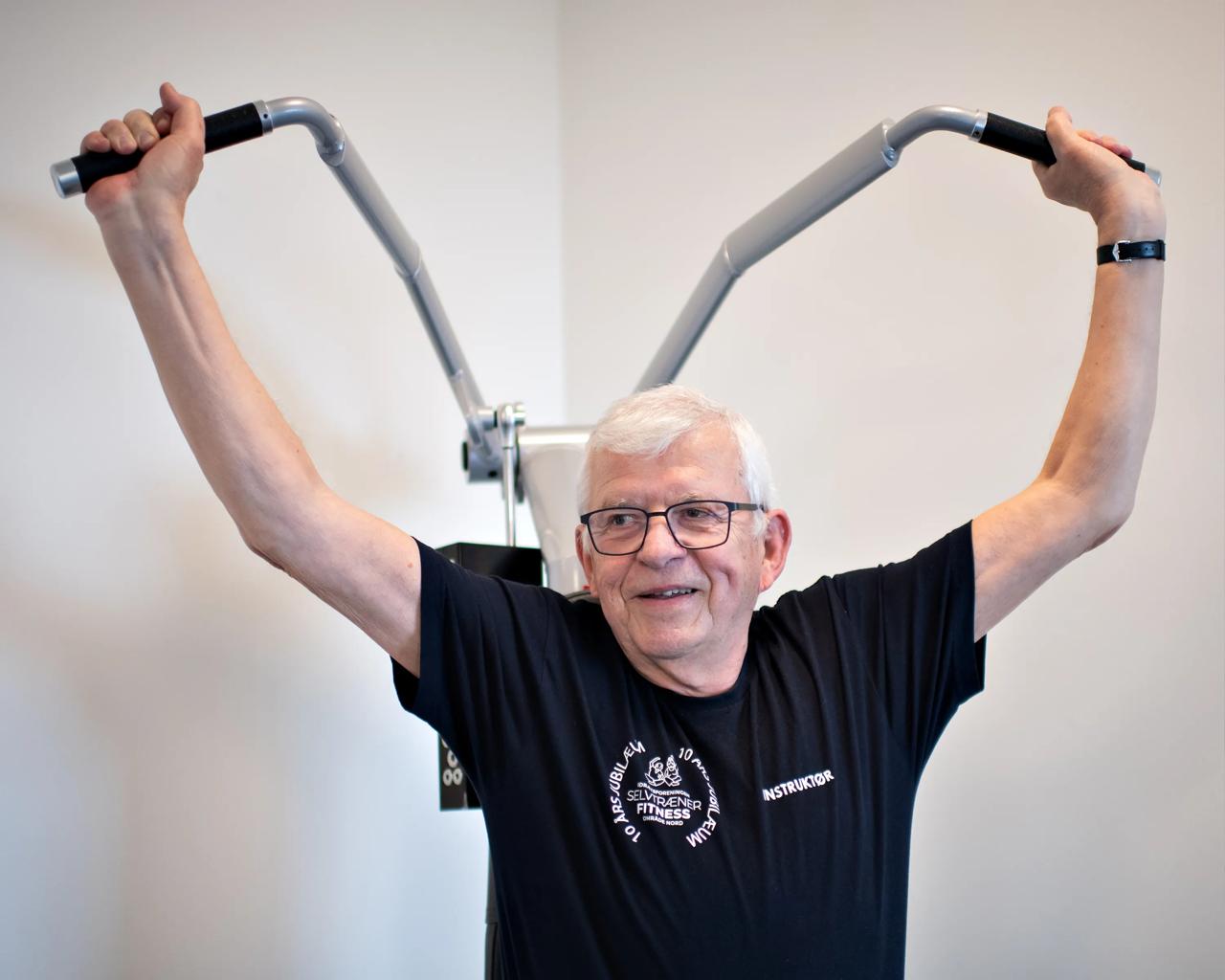 Carl ved træningsmaskine