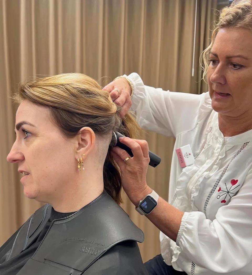 Mette fortalte også om at miste håret i appen. Her ses hun med Kirsten fra Parykstedet i Vejle. 