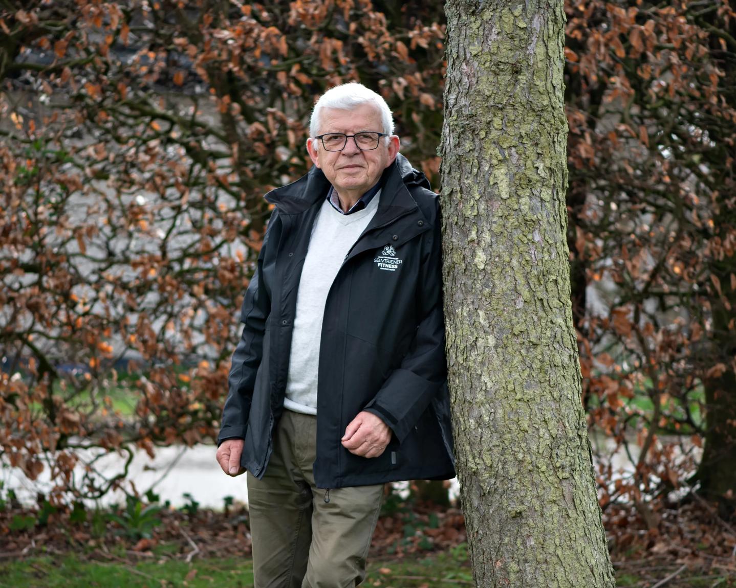 Carl ved træ