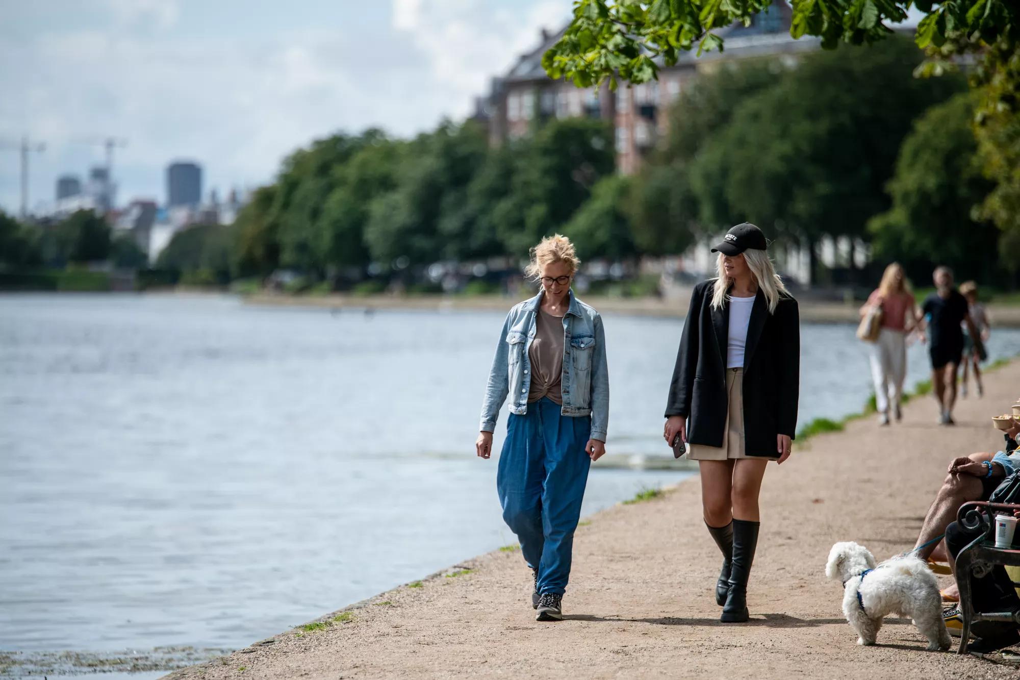 To kvinder, der går langs søerne | Kræftrådgivningen Herlev