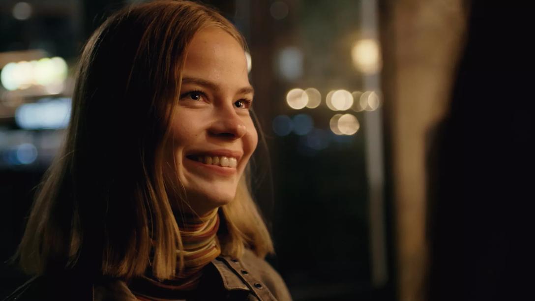Tine fra miniserien Nico & Tine smiler