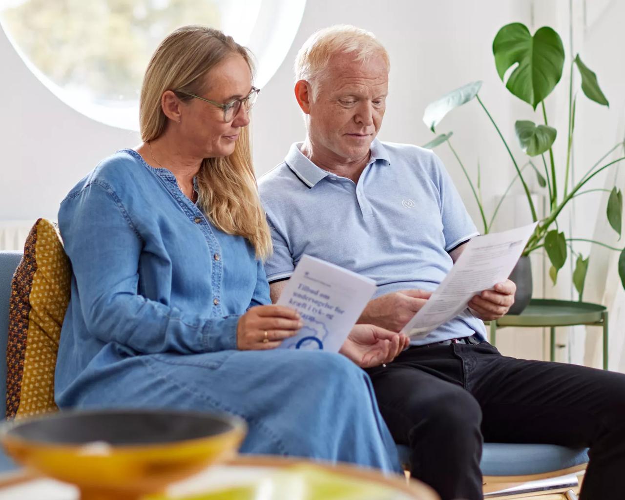 Kvinde og mand der læser invitation til screening for tarmkræft