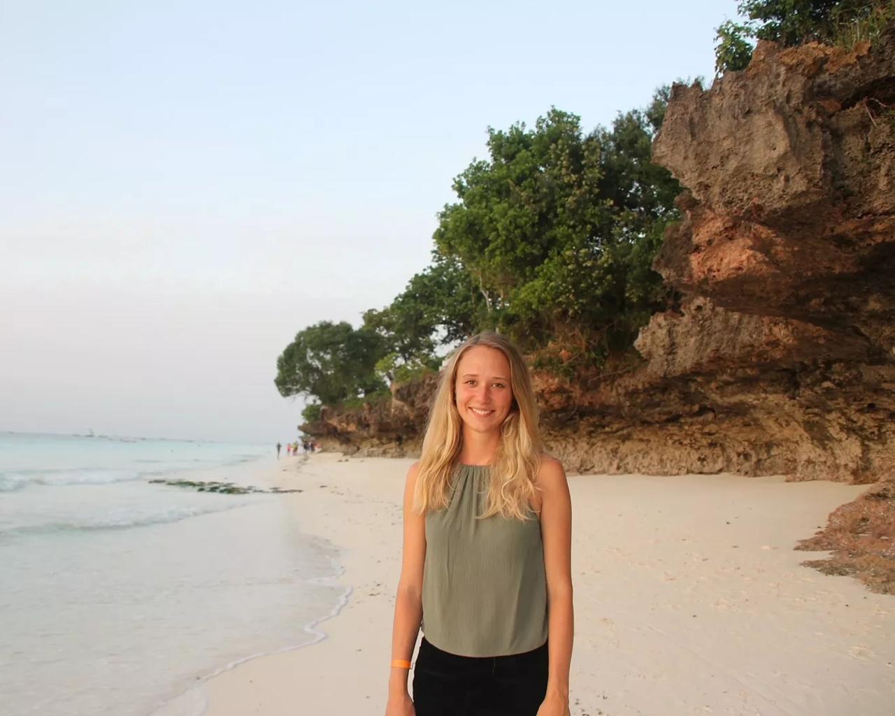 Sarah på en tropisk strand