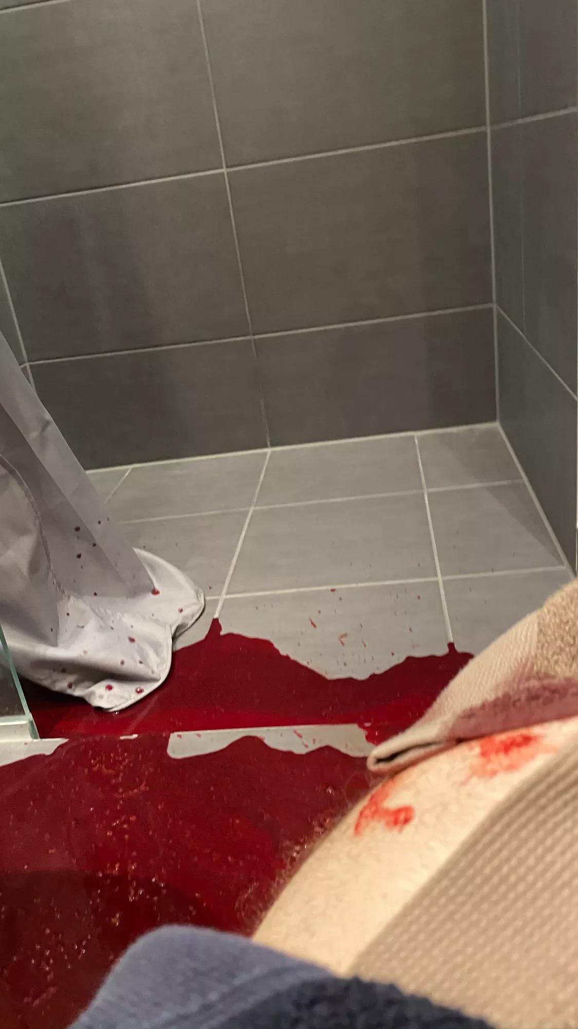 Blod på badeværelsesgulvet