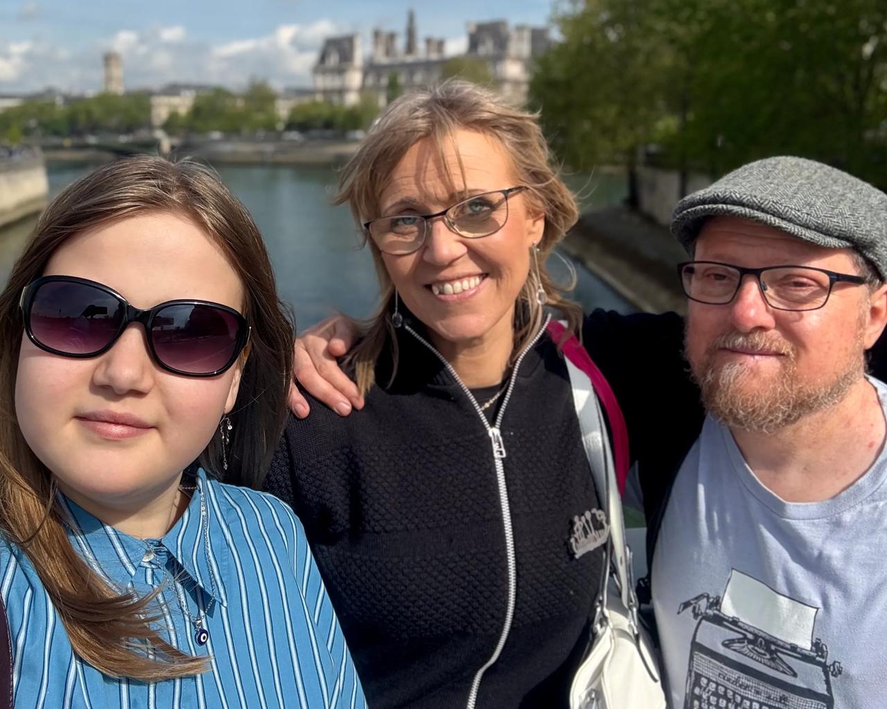 Egil og familien på ferie i Paris i 2025. Egil har fået hjælp fra rådgivere i Kræftens Bekæmpelse til at leve med en uhelbredelig sygdom