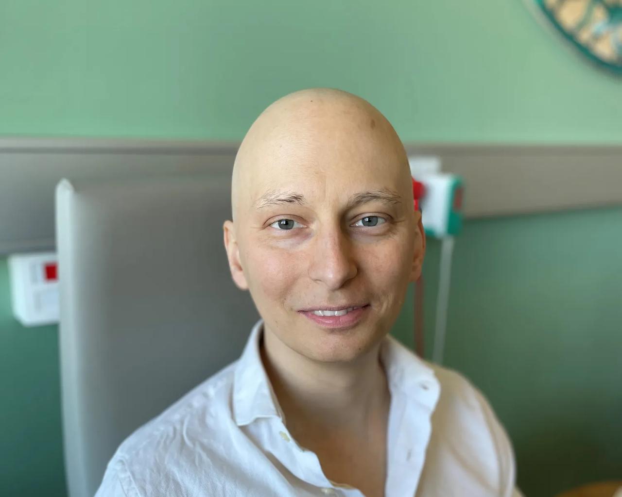 Det var som et tog, der kørte derudaf med 110 kilometer i timen, og det var et tog, jeg absolut ikke havde lyst til at være med på, siger Frederik. Her er han i gang med blodtransfusion efter afslutningen på sin livsvigtige kemoterapi.