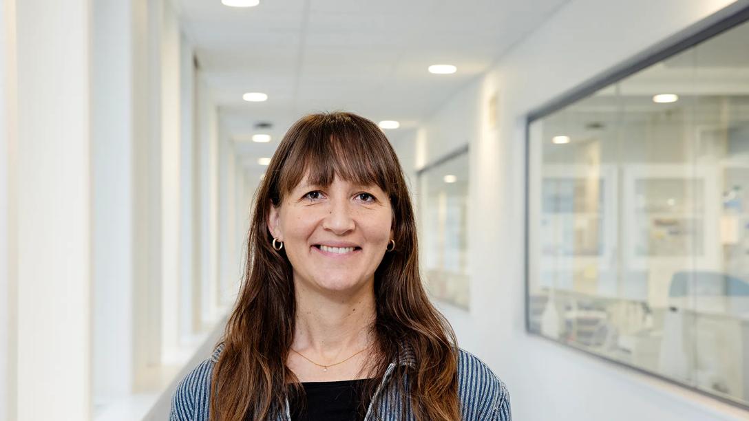 Kræftforsker Lisa Frankel er molekylær- og cellebiolog og forsker i, hvad der går galt helt inde i kroppens celler, når kræft opstår. Hun modtager en EU-bevilling på 2 millioner euro, der varer fem år. 