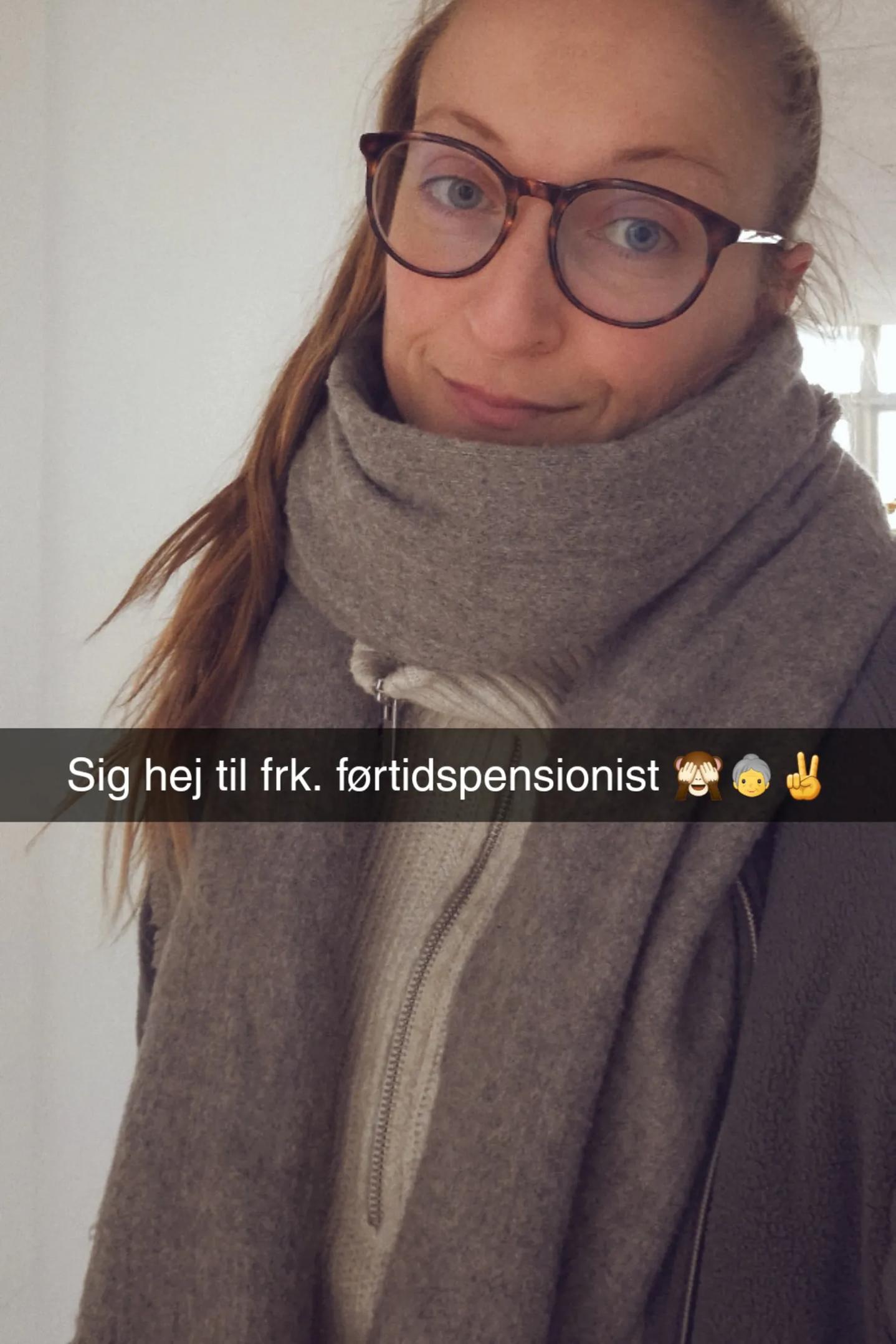 Billede fra Snapchat af Julie, der kigger ind i kameraet med teksten "Sig hej til frk. førtidspensionist"