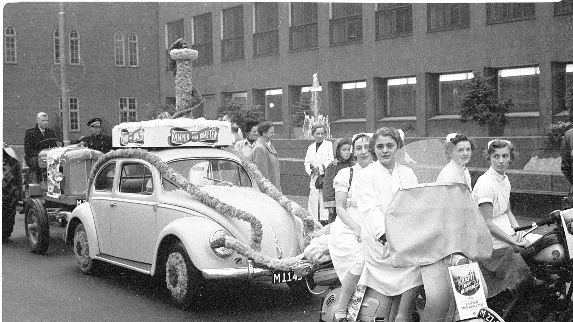 foto viser sygeplejersker i optog i 1953 ud for Odense Rådhus i indsamling og kampen mod kræft 