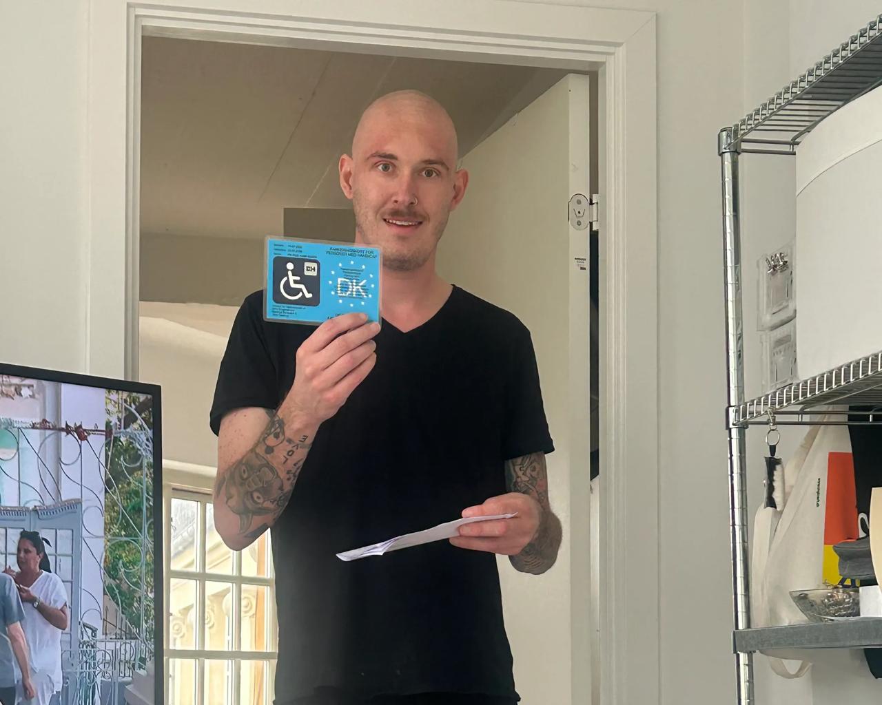 Glenn har modtaget et handicapparkeringskort.