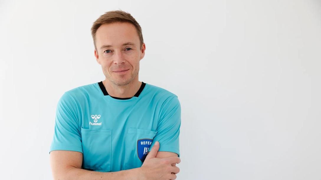 - Kræften har lært mig at sige ja til det, der virkelig betyder noget, siger Mads Hansen. Han er anerkendt international håndbolddommer, da han får kræft. I den nye podcast 'Aldrig den samme', fortæller han, hvordan kræften har ændret hans liv og hvordan hans sygdomsforløb har åbnet en helt ny levevej for ham.