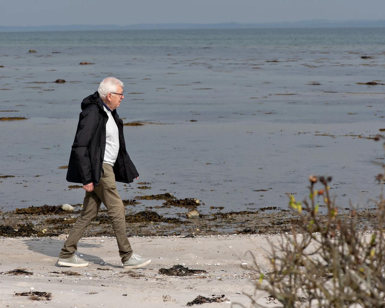 Carl går ved stranden