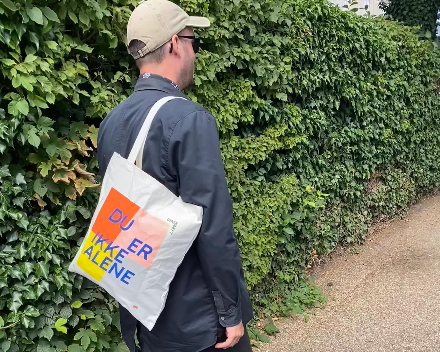 Ung person bærer Ung Kræft mulepose