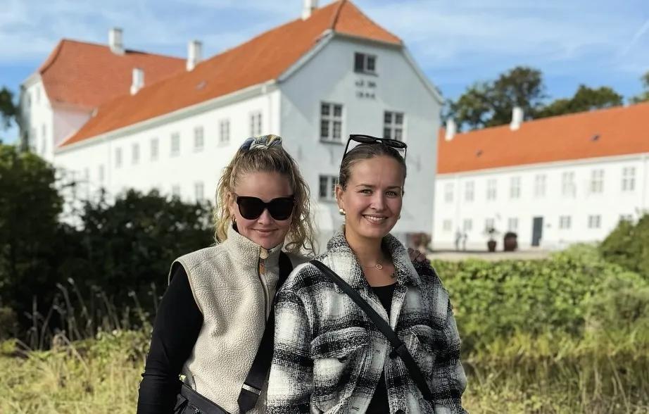 to søstre foran Dragsholm slot