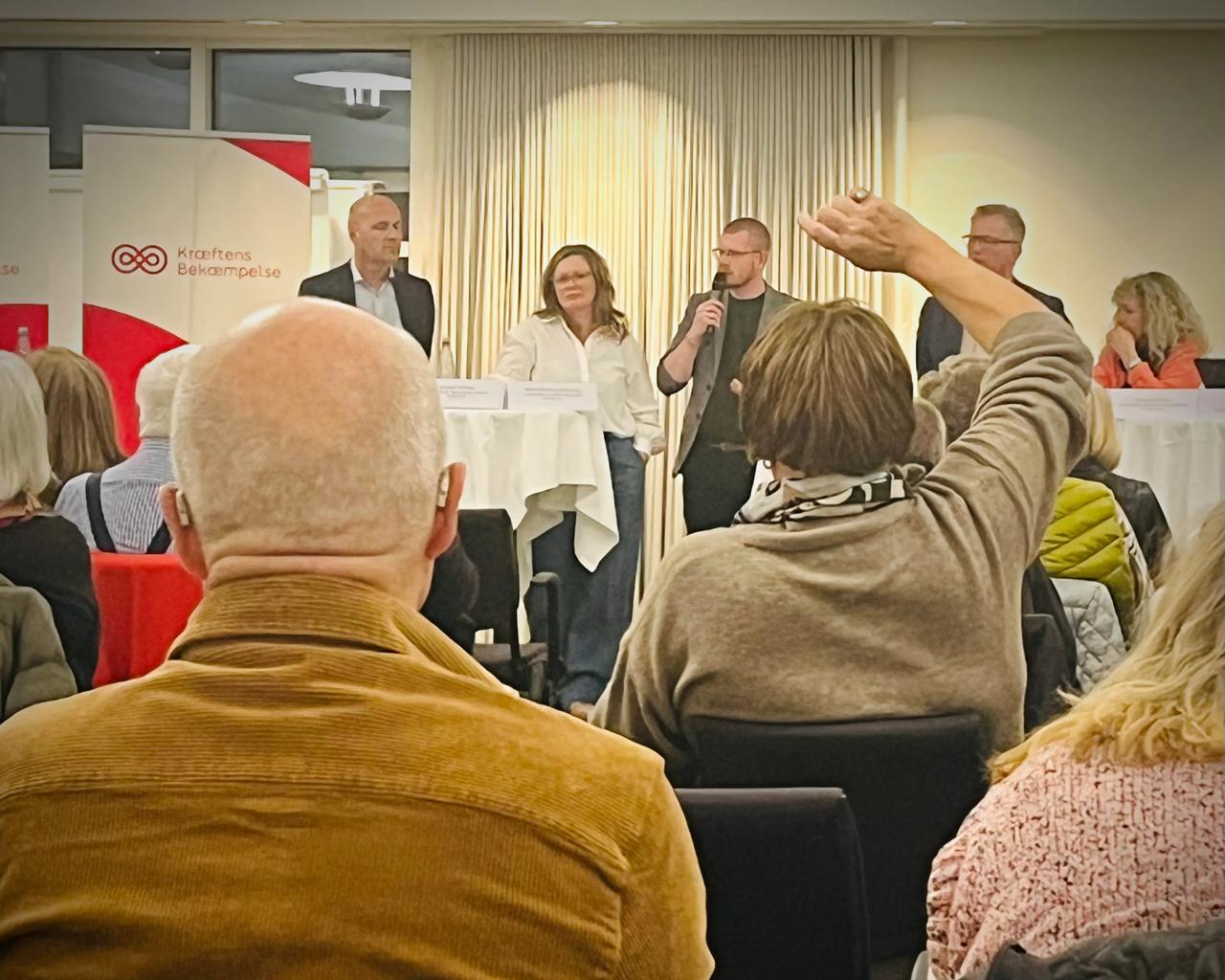 En tilhører rækker hånden op til vælgermøde i Silkeborg