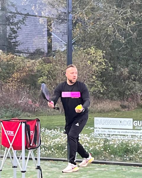 Deltager der spiller padel