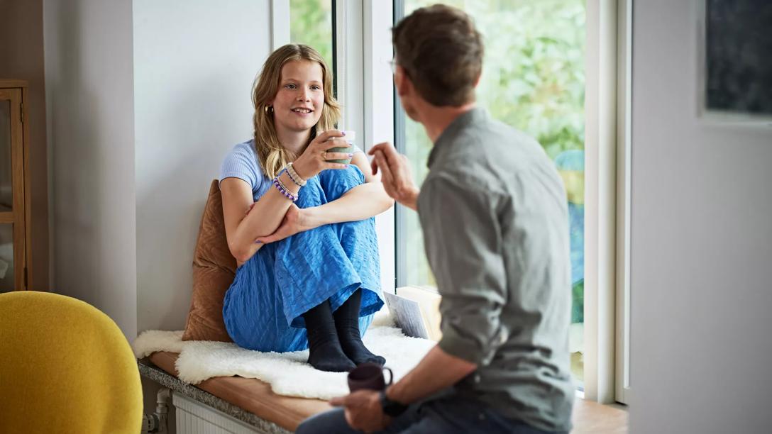 Teenager taler med sin far