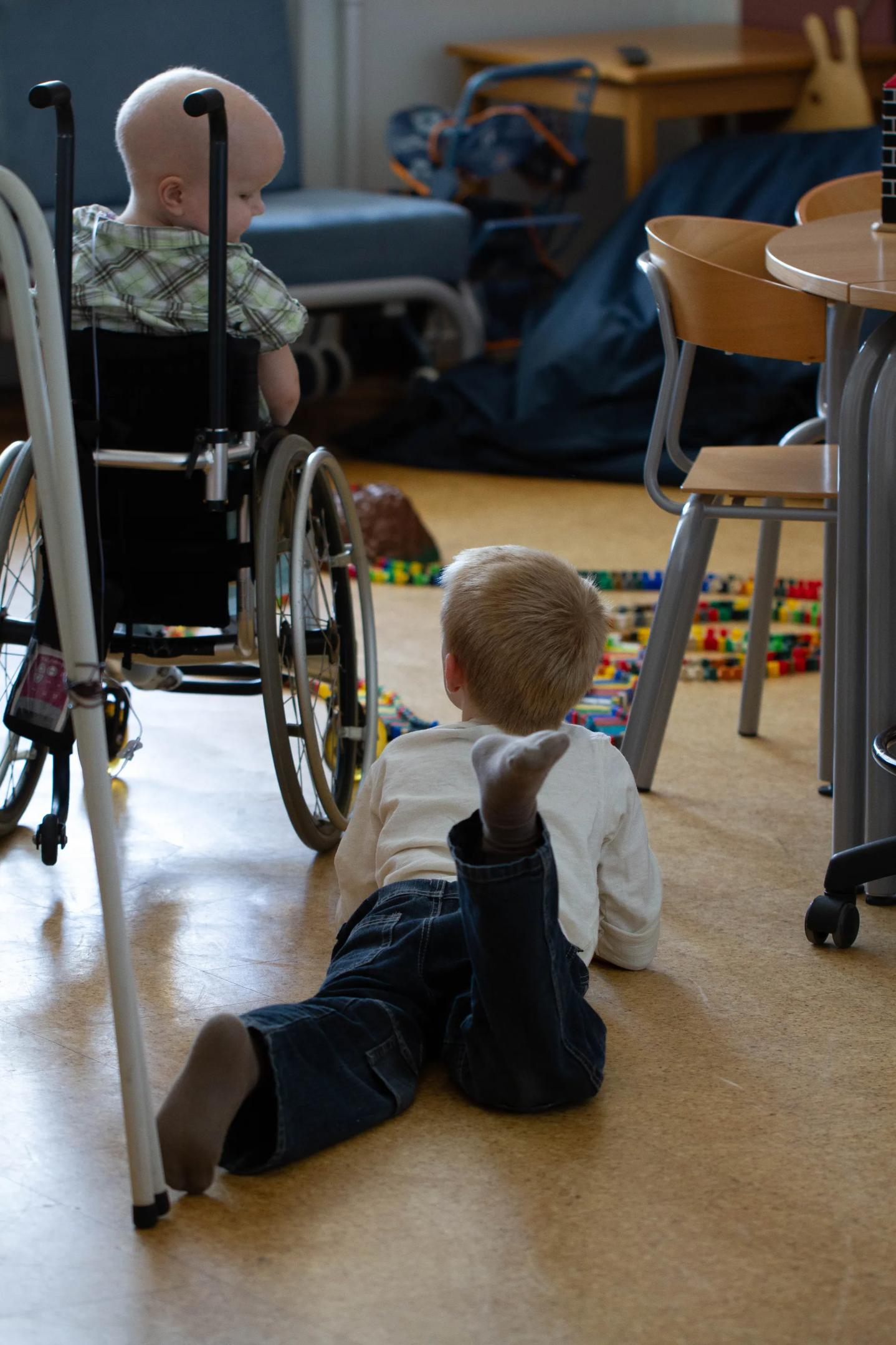 Her ses William (liggende) sammen med sin lillebror i hospitalets legerum. 