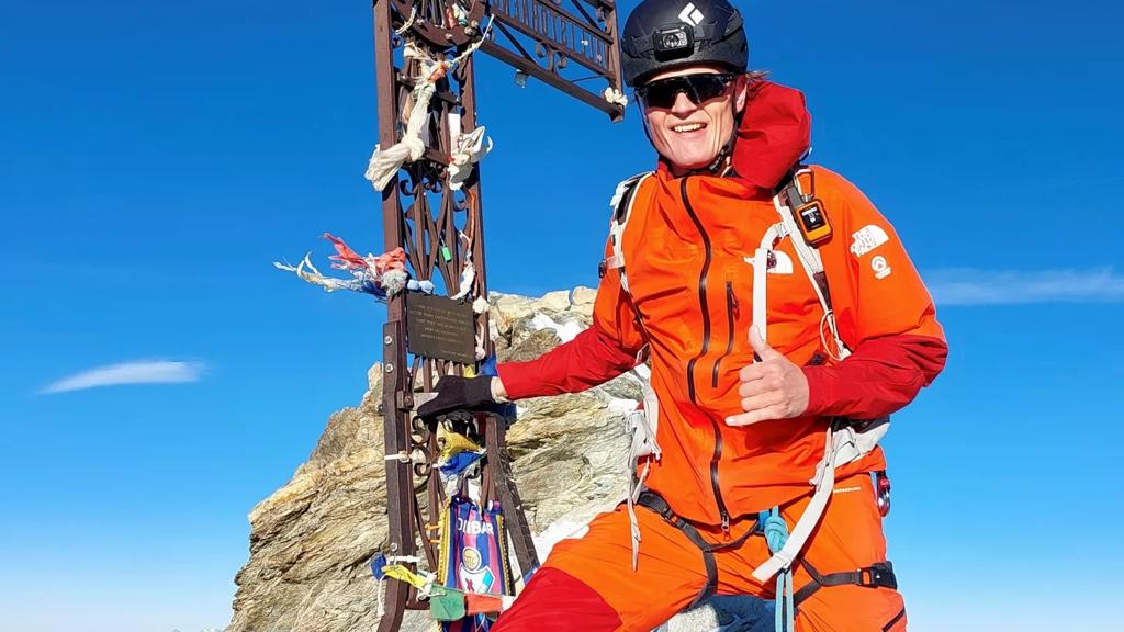 Ung mand bestiger bjerge efter at blive erklæret kræftfri efter modermærkekræft