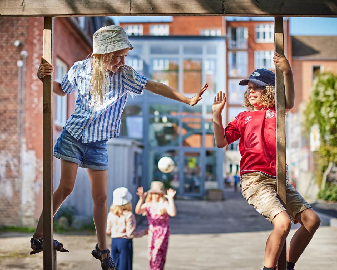 Børn leger beskyttet i solen