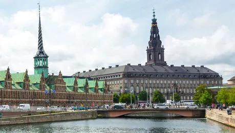 Christiansborg og Børsen i København, set fra vandet