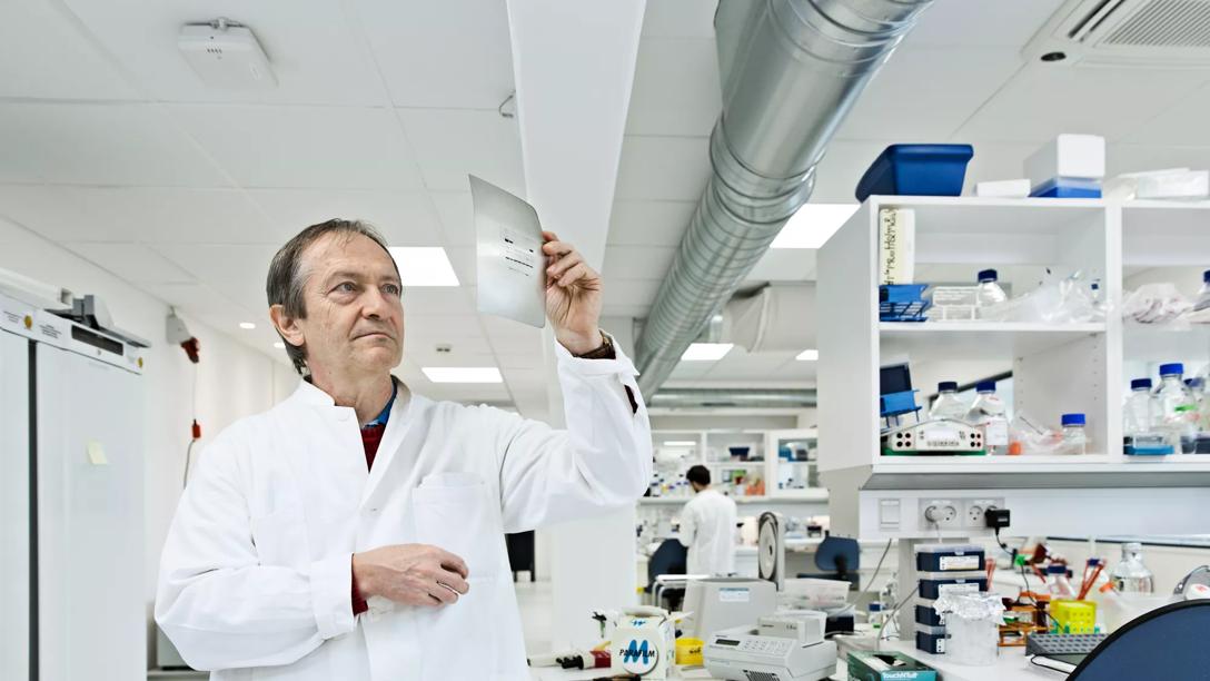 Professor Jiri Bartek i laboratoriet