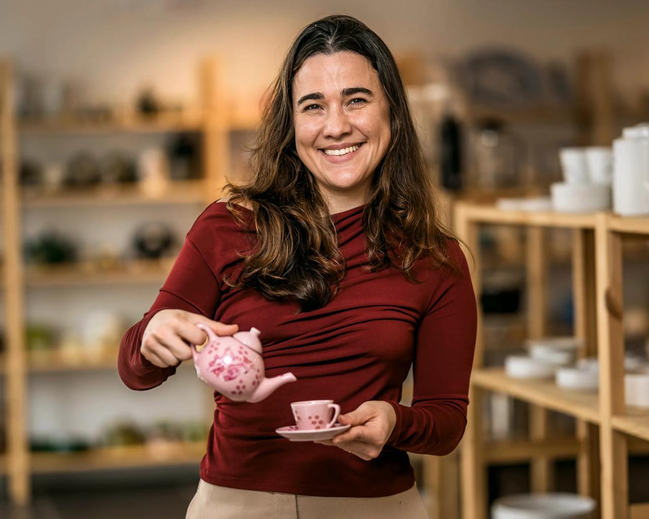 - Jeg holder også meget af vores kaffepauser i butikkens baglokaler, hvor der tit er kage på bordet, fortæller den 31- årige Julia.