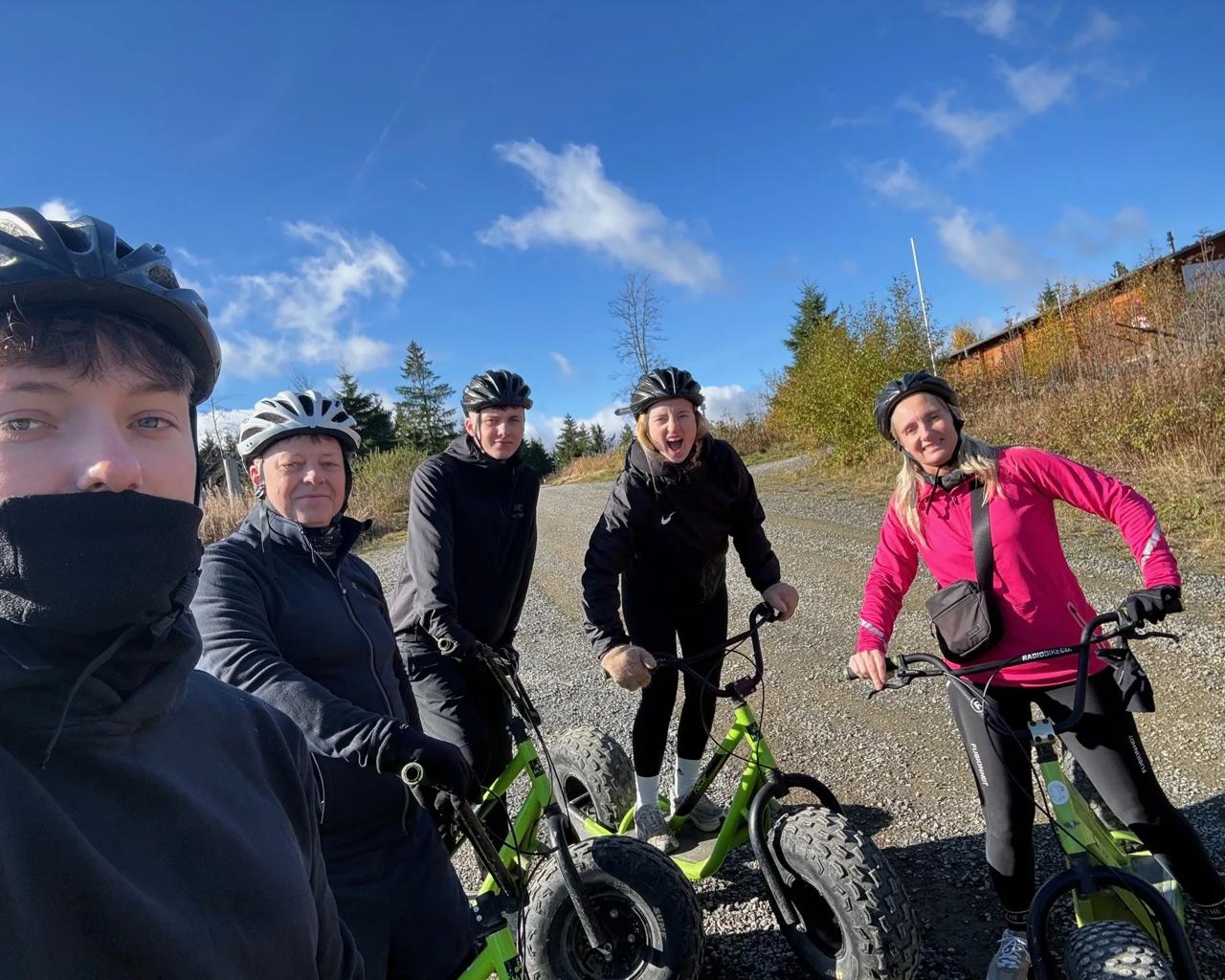 Christian sammen med sin hustru Anita, deres tvillinger Jacob (forrest) og Carl og deres datter Ida. Foto: Privat.