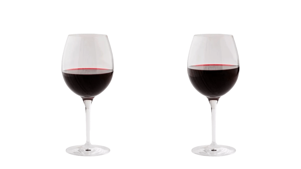 To glas med rødvin