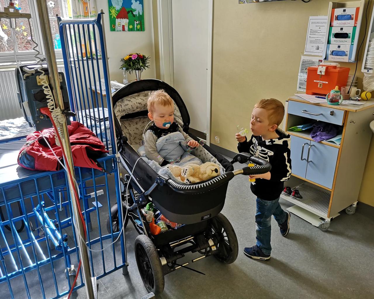 Eddie med hans bror på hospitalet