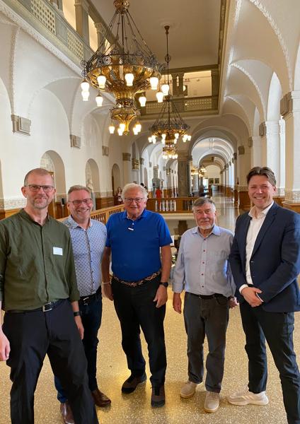 Frivillige med politiker Rasmus Horn på Christiansborg