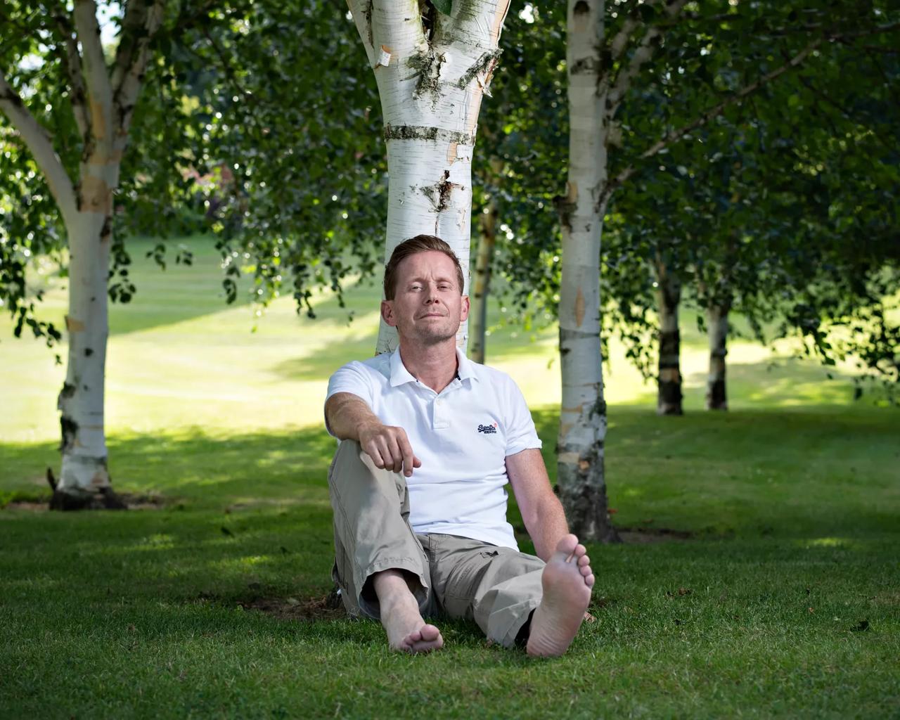 Lars Emil sidder op ad et træ