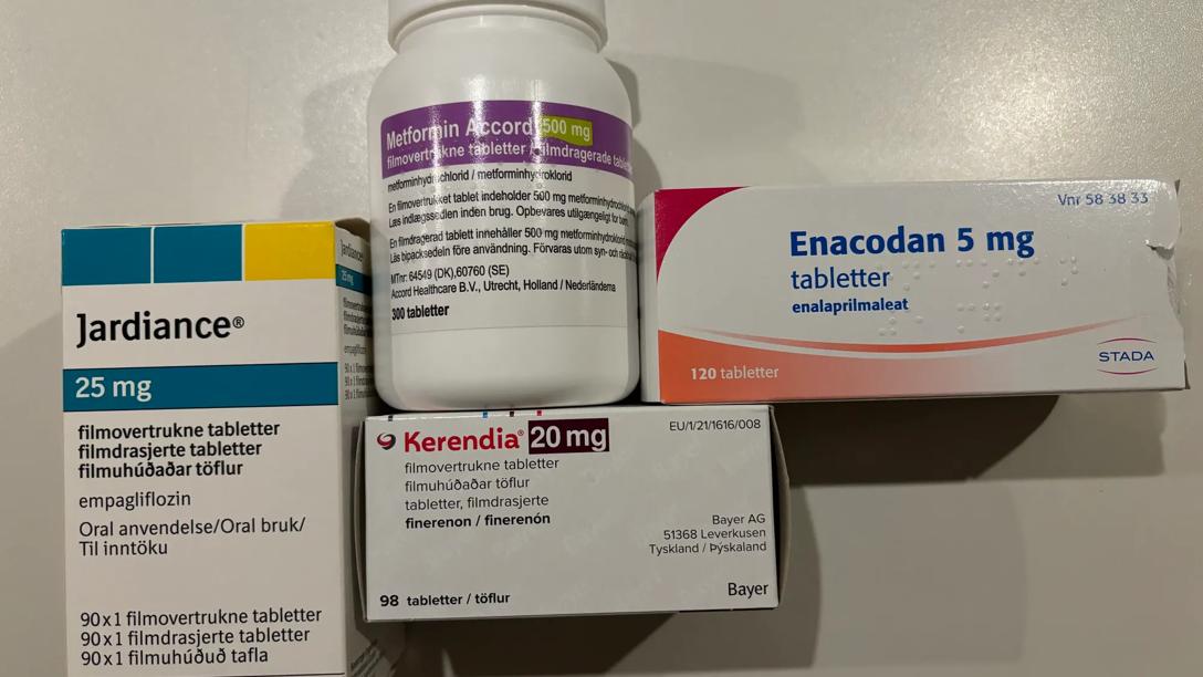 Atle tager i dag fire-fem forskellige piller dagligt, i et forsøg på at holde både diabetes og senfølger efter kræft i ave. Men han føler ikke, at kan kan få den rette hjælp til at håndtere begge sygdomme på én gang. Foto:  Privatfoto