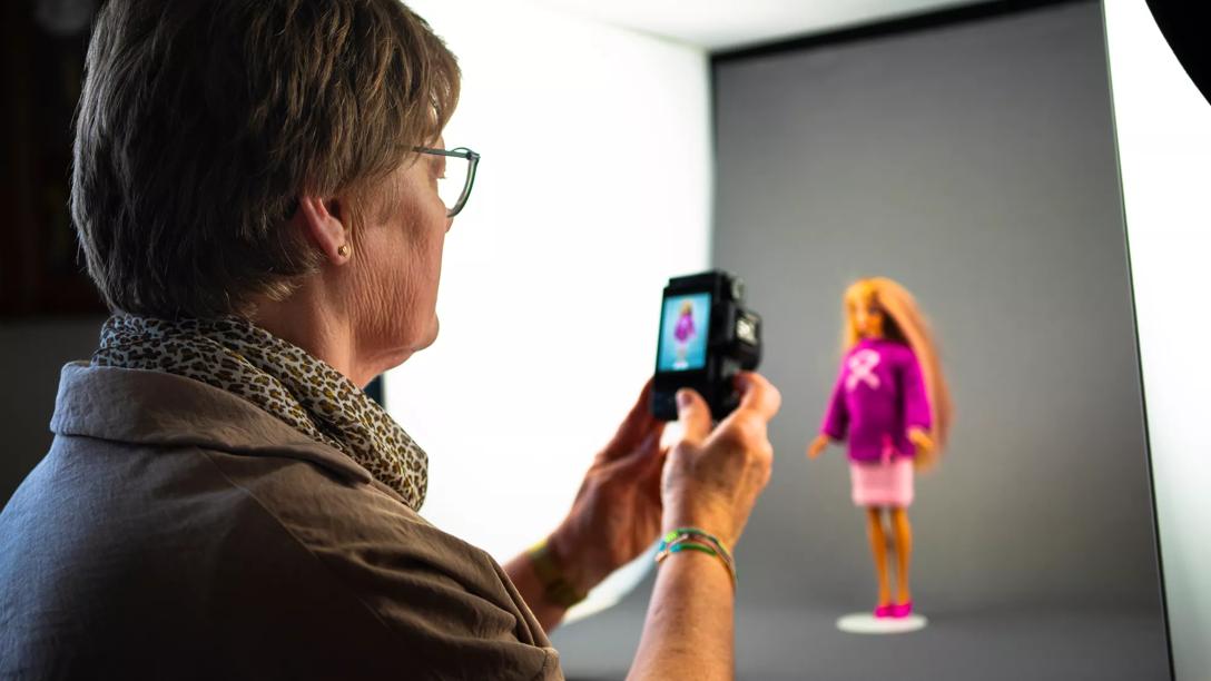 Christa fotograferer sit hjemmestrikket barbietøj